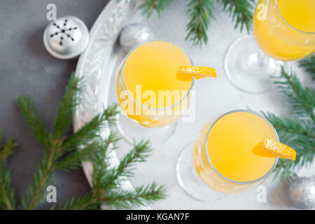 Mimosa drink di festa per il natale - champagne cocktail mimosa con succo di arancia per la festa di natale, spazio di copia Foto Stock
