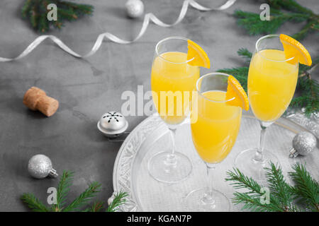 Mimosa drink di festa per il natale - champagne cocktail mimosa con succo di arancia per la festa di natale, spazio di copia Foto Stock