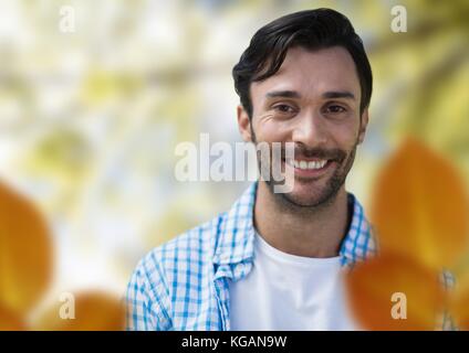 Composito Digitale di il volto dell'uomo nella foresta con foglie Foto Stock