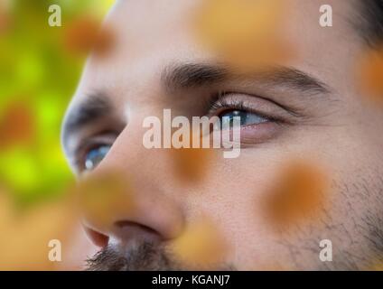 Composito Digitale di il volto dell'uomo nella foresta con foglie Foto Stock