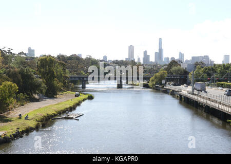 Guardando ad ovest lungo il fiume Yarra verso il CBD di Melbourne e da Church Street Bridge. Foto Stock