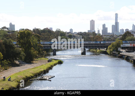 Guardando ad ovest lungo il fiume Yarra verso il CBD di Melbourne e da Church Street Bridge. Foto Stock