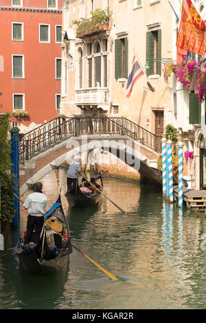 L'Italia, Venezia, gondola veneziana e bandiere lungo il Rio della Fava vicino al Ponte dei Sospiri. Foto Stock