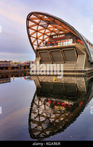 Crossrail collocare l'architettura e per la stazione ferroviaria esterno al tramonto, Canary Wharf, Londra, Inghilterra Foto Stock