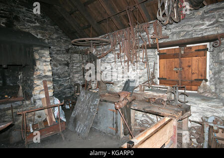 Il vecchio la fucina di fabbro ferraio di presso Fattorie Tradizionali di Muckross, Muckross House e giardini, Parco Nazionale di Killarney, nella contea di Kerry, Irlanda Foto Stock