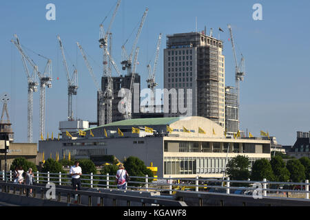 Gru essendo utilizzato per il posto di Southbank, i nuovi misti in abitazioni, uffici e spazi di vendita essendo sviluppato sulla banca del sud nei pressi di Waterloo Ra Foto Stock