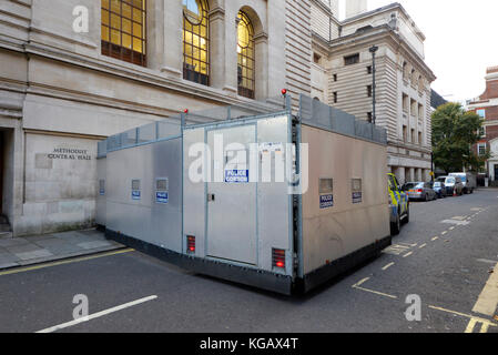 Cordone di polizia rimorchio. Cordon mobile che può essere trainato in posizione. Proteggere il Methodist Central Hall di Westminster a Londra durante la marcia di protesta Foto Stock