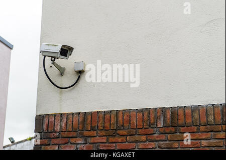 Telecamera TVCC su una parete di un edificio con copia spazio. Foto Stock