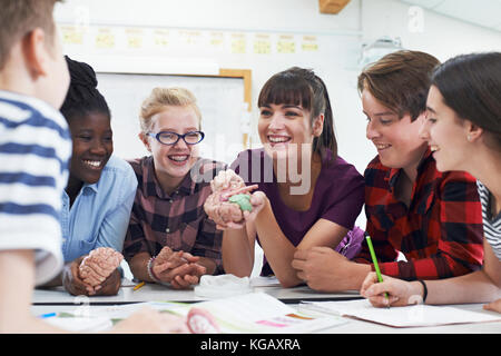 Gli studenti adolescenti con insegnante nella classe di biologia Foto Stock