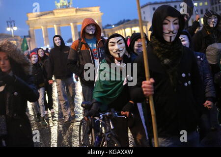 Berlino, Germania. 05 nov, 2017. Il gruppo anonimo ha chiamato a milioni di maschera marzo 2017 per dimostrare contro la sorveglianza, dello sfruttamento e della guerra. migliaia di persone manifestano nelle grandi città di tutto il mondo a milioni di maschera marzo. Credito: simone kuhlmey/Pacific press/alamy live news Foto Stock