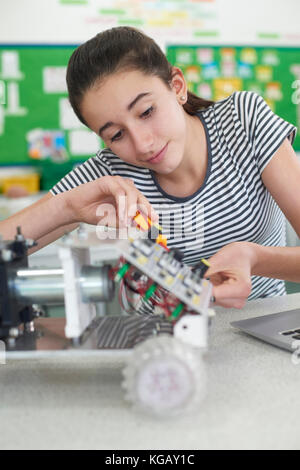 Pupilla d femmina nella lezione di scienze che studiano la robotica Foto Stock