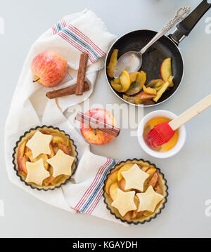Il processo di cottura, ingredienti per la cottura, workplace culinario, sfondo. ingredienti (farina, uova, base di pastafrolla per torta, cannella) e strumenti ( spazzola, perno di rotolamento) Foto Stock