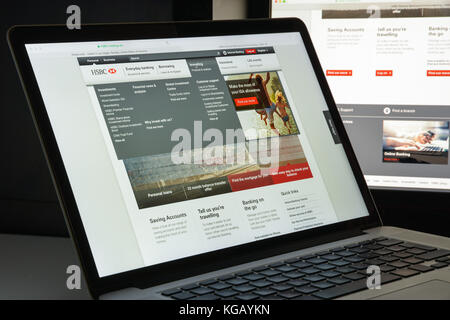 Milano, Italia - 10 agosto 2017: Homepage del sito della banca HSBC. Fa parte di una multinazionale britannica-Hong Kong di servizi bancari e finanziari Holding com Foto Stock
