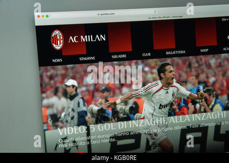 Milano, Italia - 10 agosto 2017: Homepage del sito di AC Milan. Logo Milan visibile. Foto Stock