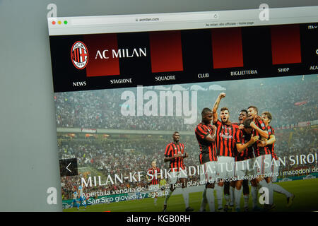 Milano, Italia - 10 agosto 2017: Homepage del sito di AC Milan. Logo Milan visibile. Foto Stock