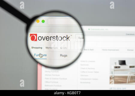 Milano, Italia - 10 agosto 2017: overstock website homepage. è un americano rivenditore internet. overstock logo visibile. Foto Stock