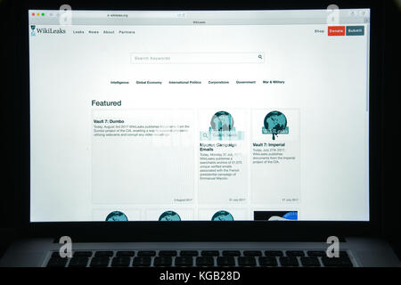 Milano, Italia - 10 agosto 2017: Homepage del sito WikiLeaks. È un'organizzazione internazionale senza scopo di lucro che pubblica informazioni segrete e classi Foto Stock