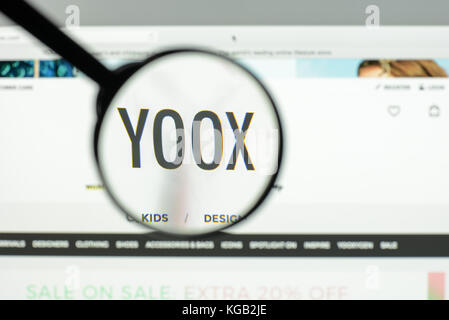 Milano Italia 7 maggio 2017 Homepage del sito Web multi brand YOOX. E un negozio di e commerce di moda italiano. Logo YOOX Foto stock Alamy