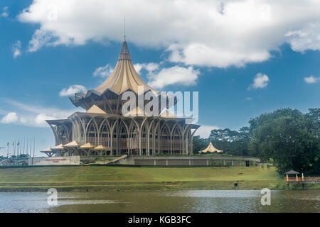 Edificio di fronte al fiume Foto Stock