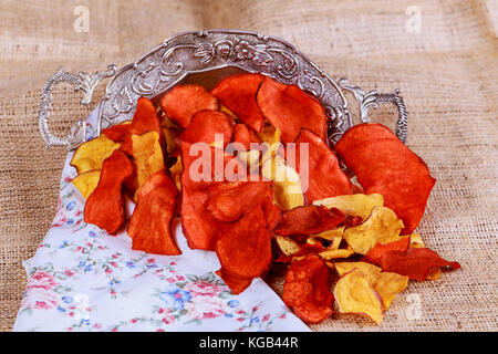 Patate fritte fatte da viola, rosso e giallo multicolore di patate patate fritte Foto Stock