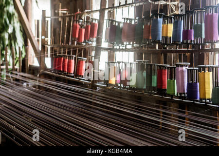 Escursione di un giorno sul Lago Inle - tessitura a mano la fabbrica Foto Stock