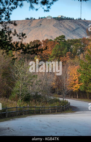 Vista della montagna di pietra al tramonto dalla habitat di Songbird e sentieri area a Stone Mountain Park di atlanta, georgia, Stati Uniti d'America. Foto Stock