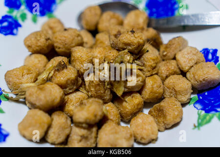 Hsipaw 3-giorno escursione a Shan villaggi - taro (patate) piatto Foto Stock