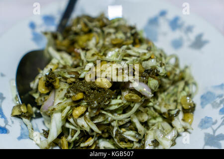 Hsipaw 3-giorno escursione a Shan villaggi - senape insalata in foglia Foto Stock