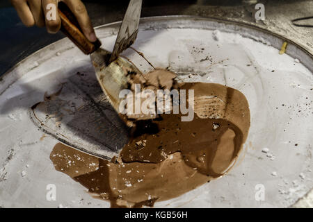 Laminati di gelato congelato di essere preparati per le strade della Thailandia Foto Stock