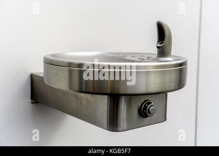 Bere acqua Fontana Foto Stock