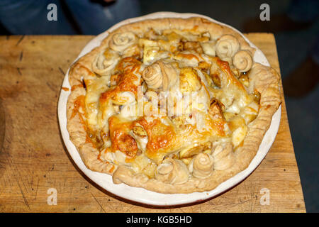 Torta di mele con il Vermont il formaggio Cheddar sulla parte superiore Foto Stock