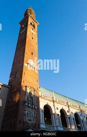 Basilica Palladiana vista al tramonto,Vicenza,l'Italia. Punto di riferimento italiano. Andrea Palladio architettura Foto Stock