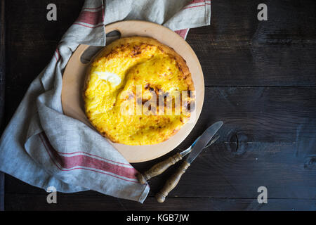 Tradizionale georgiano khachapuri megruli e matsoni onn tavolo rustico Foto Stock