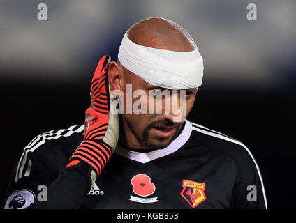 Il portiere di Watford Heurelho Gomes riceve un trattamento dopo aver subito un danno alla testa durante la partita della Premier League al Goodison Park, Liverpool. PREMERE ASSOCIAZIONE foto. Data immagine: Domenica 5 novembre 2017. Vedi PA storia CALCIO Everton. Il credito fotografico dovrebbe essere: Peter Byrne/PA Wire. RESTRIZIONI: Nessun utilizzo con audio, video, dati, elenchi di apparecchi, logo di club/campionato o servizi "live" non autorizzati. L'uso in-match online è limitato a 75 immagini, senza emulazione video. Nessun utilizzo nelle scommesse, nei giochi o nelle pubblicazioni di singoli club/campionati/giocatori. Foto Stock