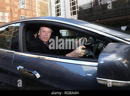 Il Segretario ai Trasporti Chris Grayling dopo essere arrivato in un'auto Tesla S per dare il suo discorso di apertura alla conferenza dei veicoli autonomi dell'Associazione degli assicuratori britannici presso la sede centrale del Regno Unito a Londra. Foto Stock