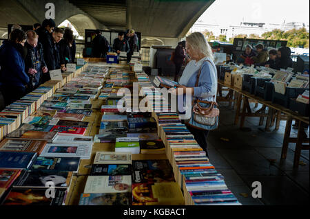 Londra, Inghilterra, Regno Unito. Libri di seconda mano si spegne nella Southbank benearth Waterloo Bridge. 4 Novemember 2017 Foto Stock