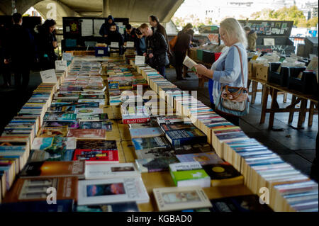 Londra, Inghilterra, Regno Unito. Libri di seconda mano si spegne nella Southbank benearth Waterloo Bridge. 4 Novemember 2017 Foto Stock