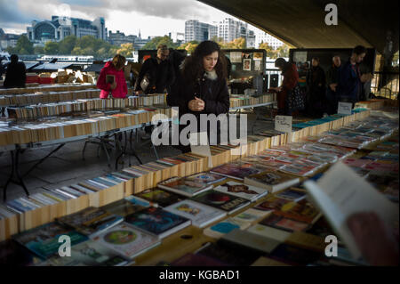 Londra, Inghilterra, Regno Unito. Libri di seconda mano si spegne nella Southbank benearth Waterloo Bridge. 4 Novemember 2017 Foto Stock