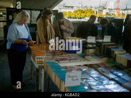 Londra, Inghilterra, Regno Unito. Libri di seconda mano si spegne nella Southbank benearth Waterloo Bridge. 4 Novemember 2017 Foto Stock