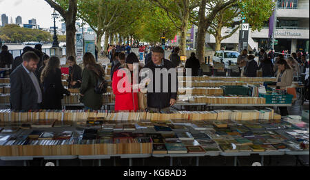 Londra, Inghilterra, Regno Unito. Libri di seconda mano si spegne nella Southbank benearth Waterloo Bridge. 4 Novemember 2017 Foto Stock