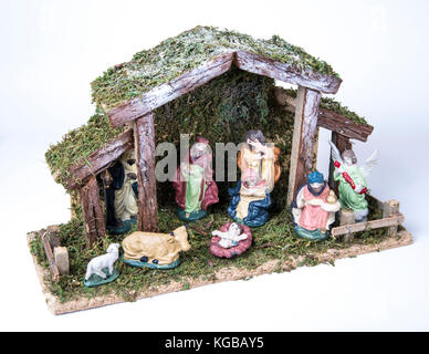 Gesù Cristo scena di nascita, natale presepe scena con figurine compresi Gesù, Maria e Giuseppe, gli ovini e i magi su bianco Foto Stock
