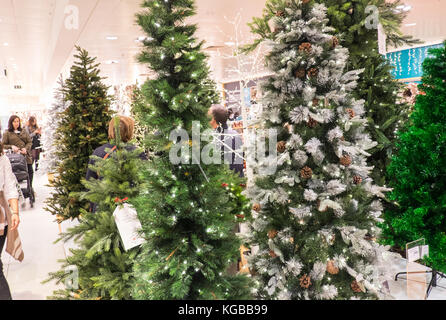 Natale,alberi,interno,all'interno,John Lewis,Department store,St David's,Centro commerciale,l'Hayes,centro,d,Cardiff,capitale,d,Galles,Welsh,U.K.,UK, Foto Stock