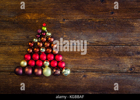 Albero di natale design sagomato realizzato da palle di Natale. spazio per il testo Foto Stock