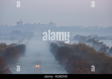 Windsor, Regno Unito. 6 nov, 2017. uk meteo. Il castello di Windsor e la lunga passeggiata poco dopo l'alba su un nebbioso e gelido mattina in Windsor Great Park. Credito: mark kerrison/alamy live news Foto Stock