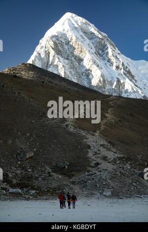 Gorakshep, Khumjung, Nepal. 19 Ott 2017. Gli escursionisti si dirigono verso Kala Patthar prima del tramonto. Credit: Sarah Murray/Stumbleweeds/ZUMA Wire/Alamy Live News Foto Stock