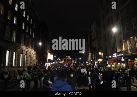 Londra, Regno Unito. 5 novembre, 2017. milioni di maschera marzo central London, Regno Unito. anonimo manifestanti credito: Alex cavendish/alamy live news Foto Stock