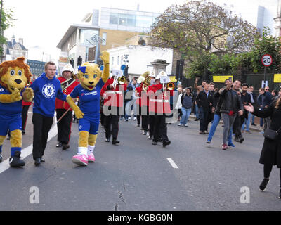 Chelsea Football Club la banda di ottoni parade giù il Fulham Road e immettere Stamford Bridge prima del Titanic scontro contro il manchester united. Foto Stock