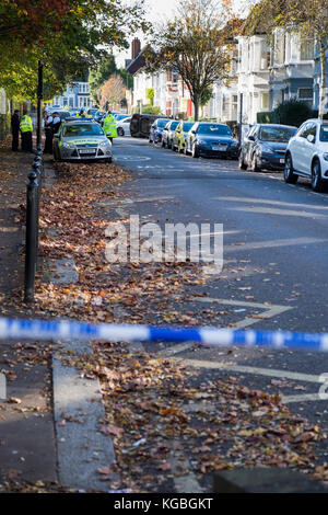 Harringay, a nord di Londra, Regno Unito. Il 6 novembre 2017. La polizia vicino frobisher off road nella scaletta di harringay area di Londra nord dopo un autista si è schiantato in una macchina parcheggiata, facendolo flip. Si è verificato un incidente di fronte nord harringay scuola primaria. (C) il credito: Paolo swinney/alamy live news Foto Stock