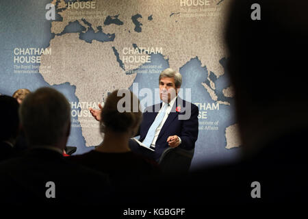 Londra, Regno Unito. 6 Novembre, 2017. John Kerry, ex segretario di Stato statunitense, parlando del nucleare iraniano trattare a Chatham House think-tank a Londra il 6 novembre, 2017. Kerry strenuamente difeso la trattativa e fortemente criticato il presidente Donald Trump per rifiutare la ricertificazione in ottobre. Credito: Dominic Dudley/Alamy Live News Foto Stock