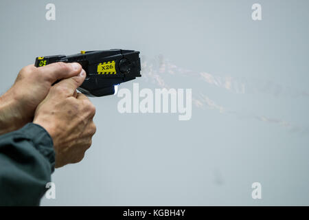 Norimberga, Germania. 6th Nov 2017. Un dispositivo elettrico a impulsi per le distanze viene presentato alla sede della polizia a Norimberga, Germania, 6 novembre 2017. La pistola permette alla polizia di scossa le persone in diversi secondi di compiacimento. Un periodo di prova di un anno vedrà gli ufficiali a Monaco e in Franconia Centrale usare i laser come loro vedono più opportuno. Credit: Daniel Karmann/dpa/Alamy Live News Foto Stock